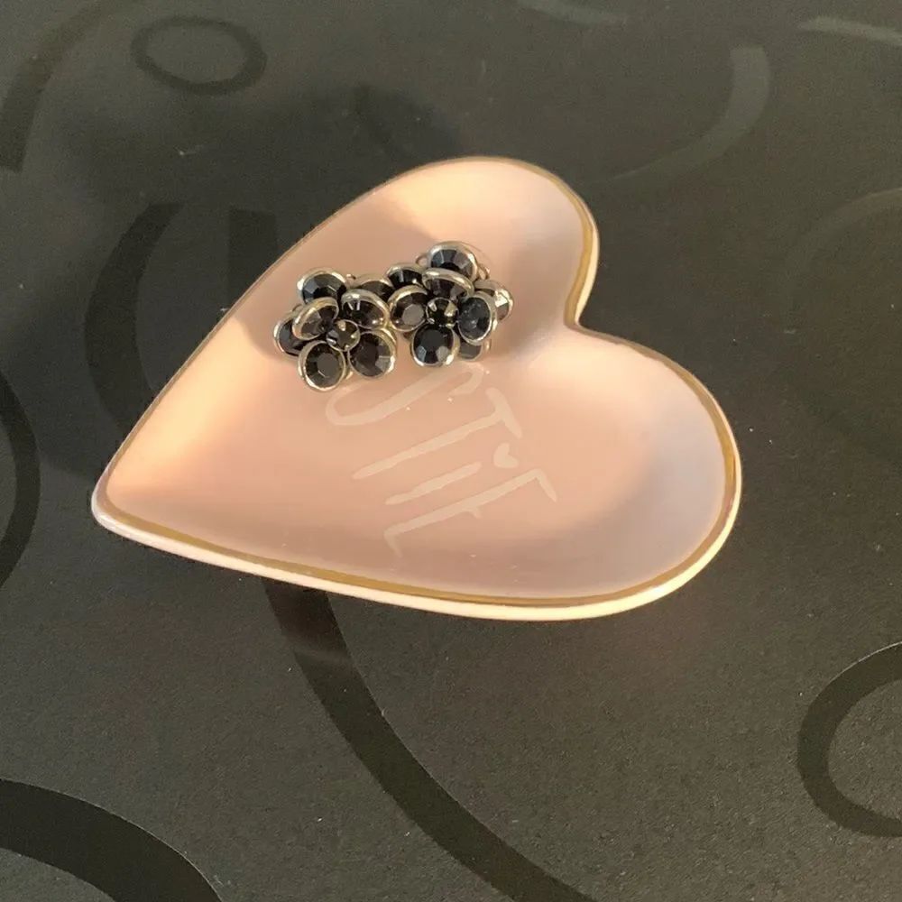 GUC black flower gem stone earrings!